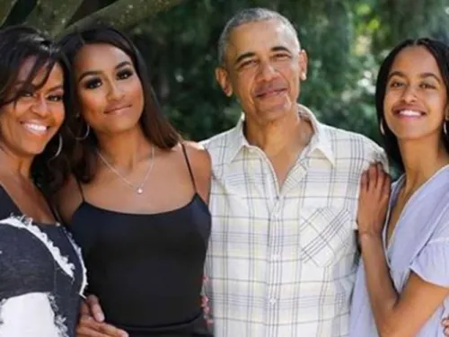 Los Obama envían mensaje de Acción de Gracias; hijas causan revuelo