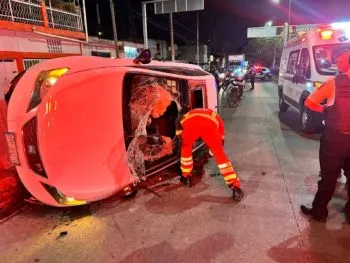 ¡Aparatoso accidente! Se vuelca un automóvil en bulevar Xonacatepec y avenida Las Torres