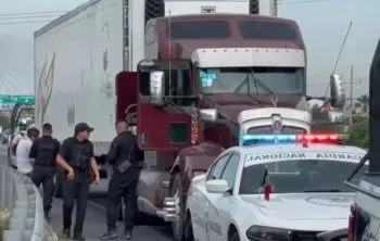Rescatan a conductor de tractocamión en la autopista Puebla-Orizaba