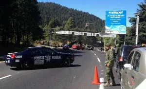 Al menos dos muertos, saldo de volcadura de camión militar