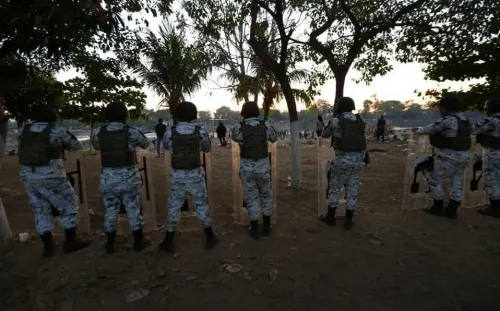Guardia Nacional e INM recorren orilla de Río Suchiate para detener migrantes