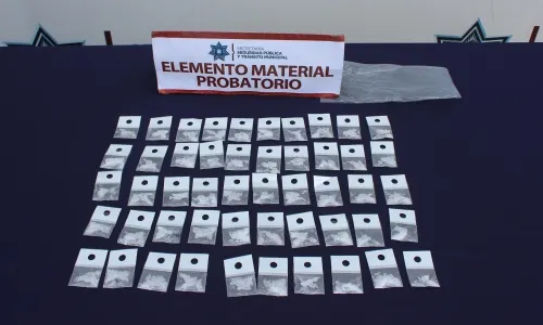 Detienen fuerzas municipales de Puebla a tres personas en posesión de posible droga