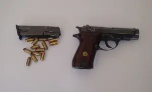 Aseguran a un hombre con arma de fuego