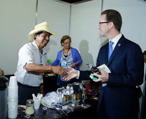 Banck escucha historias de éxito en la Expo Mipyme 2016