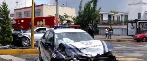 Patrulla se impacta contra un vehículo