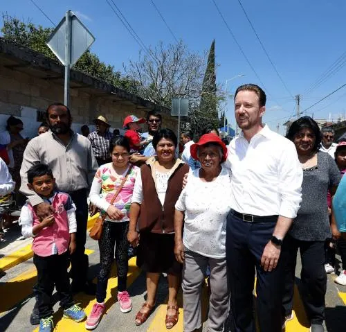 Luis Banck entregó a familias de la colonia El Valle, una vialidad pavimentada