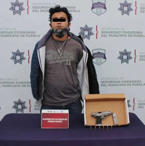 Policía municipal de Puebla detuvo a hombre por portación ilegal de arma de fuego