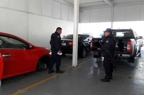 Agencia Nissan de Teziutlán fue víctima de la delincuencia; dejan 30 vehículos sobre tabiques