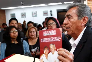 Se registra Abraham Quiroz como precandidato de Morena a la mini
