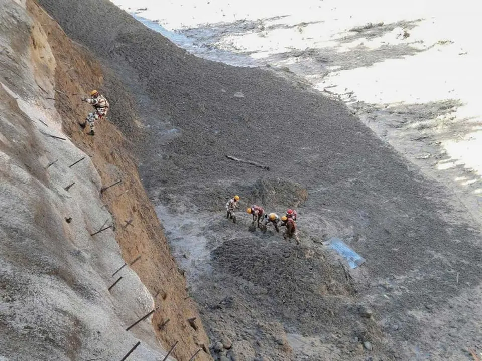 Al menos nueve muertos tras la ruptura de un glaciar en la Himalaya