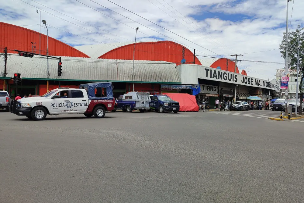 Falsos agentes de la FGR generan caos en mercado Morelos: revisan locales y amedrentan comerciantes