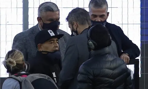 Diego Armando Maradona es internado en La Plata, reportan medios de Argentina
