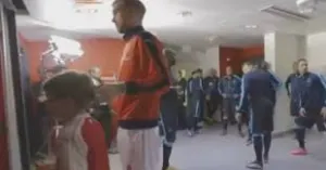 VIDEO: Jugador del Arsenal ‘se limpia los mocos’ en la cabeza de un niño