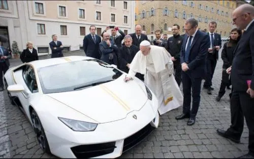 El Papa recibe un Lamborghini; lo subastará para obras de caridad