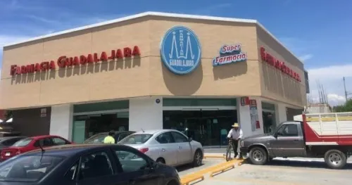 Hombres armados asaltan farmacia Guadalajara de San Pedro Cholula