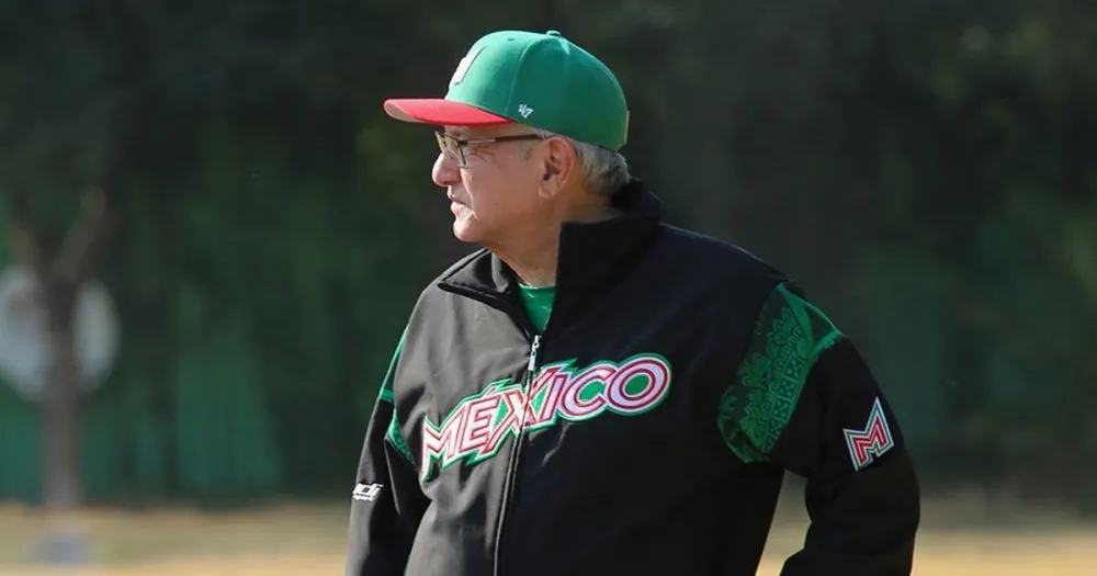 AMLO regresa a la cancha a jugar beisbol