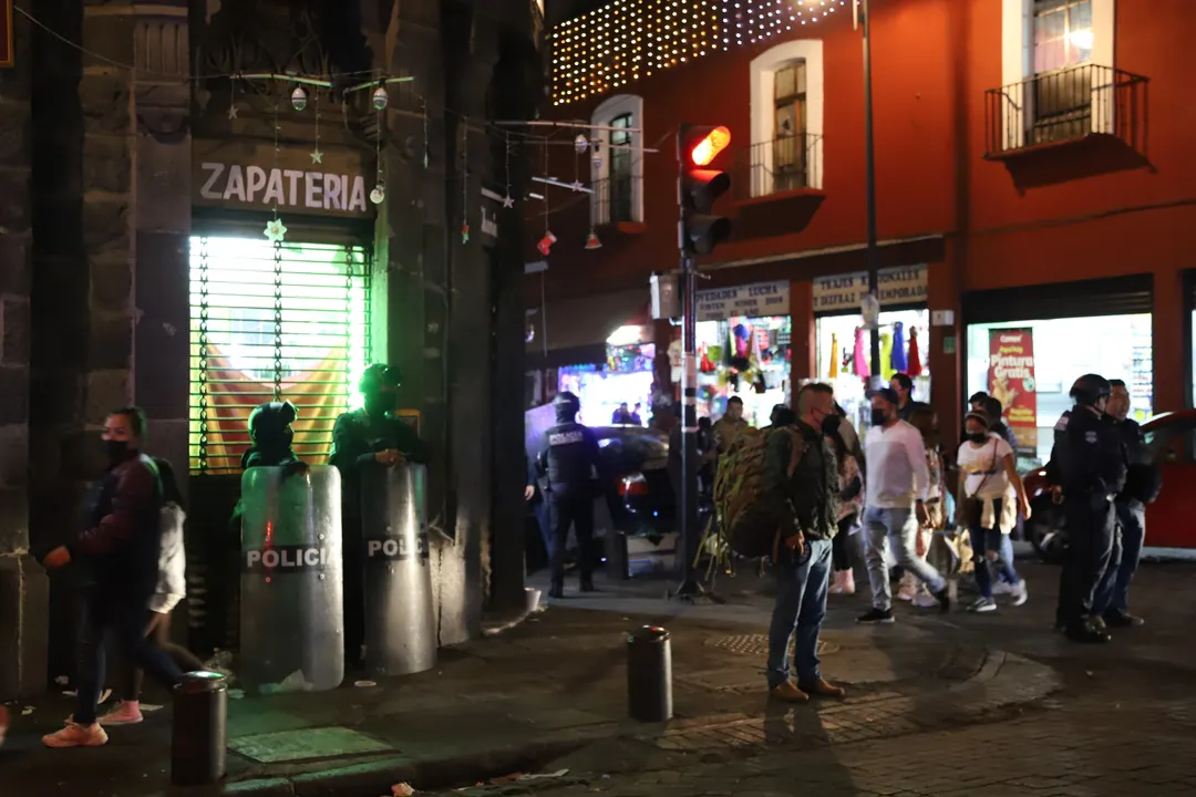 Implementan operativo contra ambulantes en Centro Histórico de Puebla previo a navidad