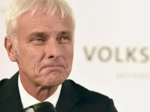 CEO de Volkswagen pide prepararse para despidos