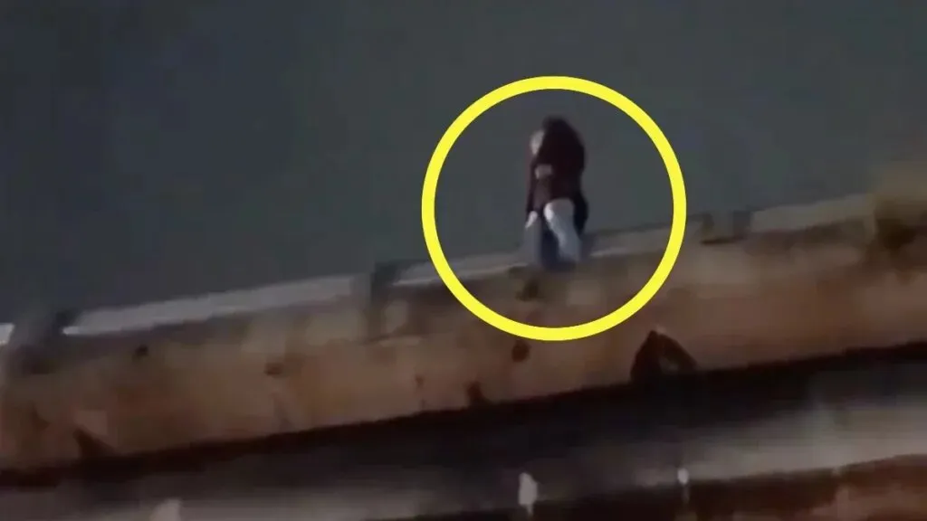 Chofer de transporte público evita que una joven se lance de un puente en San Felipe Hueyotlipan