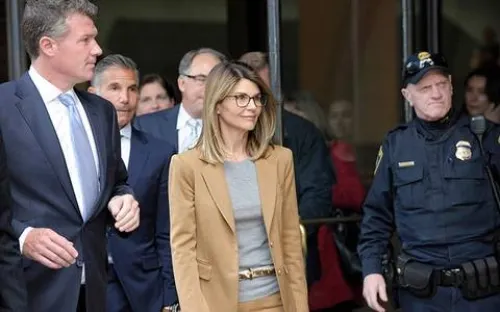 Lori Loughlin enfrentará juicio en octubre por soborno y fraude universitario