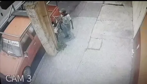 Exhiben video de un hombre robando la batería de una camioneta en Reforma