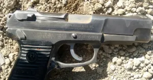 Con arma de fuego sujeto golpea a persona de la tercera edad