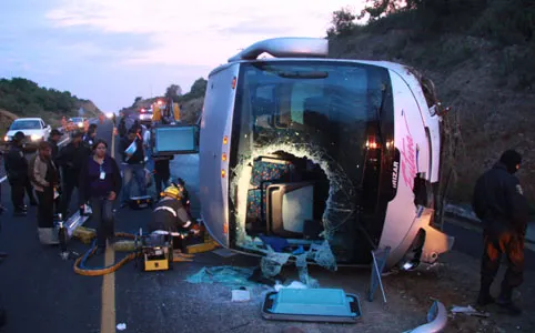 Vuelca autobús; hay cuatro muertos y 30 lesionados