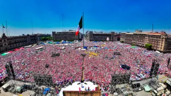 La Marea Rosa inunda nuevamente el zócalo de Ciudad de México