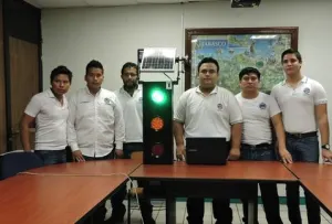 Crean en Tabasco semáforo que usa energía solar