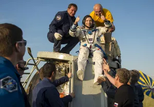 Astronautas aterrizan a salvo en Kazajistán