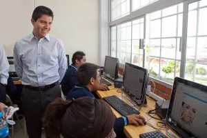 Rivera entrega aulas de medios con valor de 400 mil pesos
