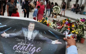 Se desbordan muestras de cariño en Bellas Artes en honor a Juanga