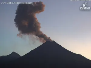Volcán El Colima emite fumarola de 1500 metros de altura