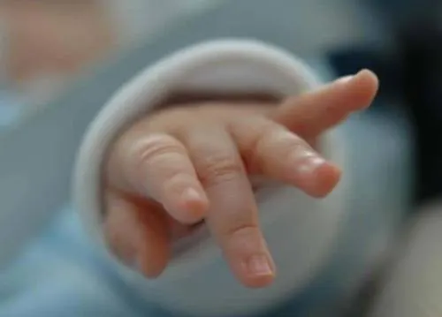 Muere bebé tras ser automedicada por sus padres