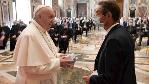 Papa califica a personal médico de ángeles para los enfermos durante esta pandemia