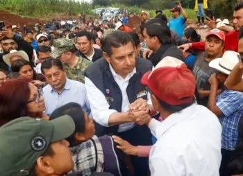 Trabajamos para reponer su patrimonio, restablecer la salud y los accesos: Armenta en Naupan