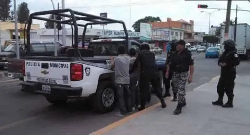 Capturan a dos hombres que intentaban robar un vehículo en Texmelucan