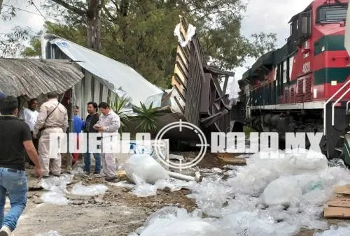 Trailero intenta ganarle al tren y provoca accidente