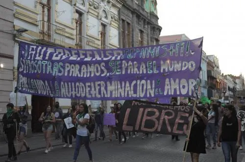 Marchan miles a favor de legalizar el aborto en Puebla