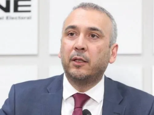 Juez da suspensión provisional a consejero del INE contra recorte salarial