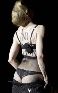 Madonna enseña su lencería en Roma