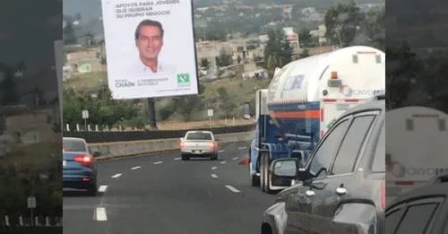 Colocan espectaculares de Chaín sobre la autopista México-Puebla; El Verde ofrece postura