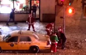 VIDEO: Santas ebrios se agarran a golpes