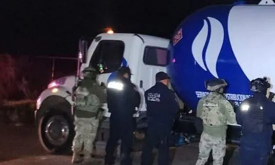 Aseguran tres pipas "hechizas" en operativo contra el robo de hidrocarburo en Tlahuapan