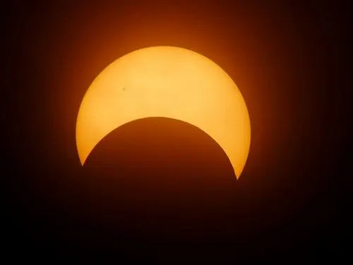 Por eclipse, piden a escuelas no realizar actividades al aire libre
