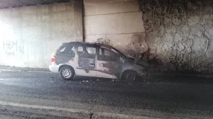 Arde camioneta cerca de gasera, frente a Volkswagen