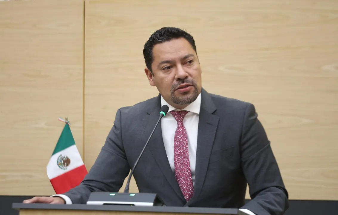 Andrés Villegas presenta iniciativa para modernizar bibliotecas públicas de Puebla