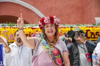 Xóchitl Gálvez recibe constancia como candidata del Frente Amplio por México