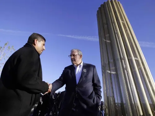 Develan monumento a víctimas de tiroteo en Walmart de El Paso