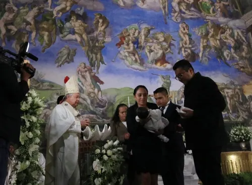 Arzobispo de Puebla bautiza a 23 niños de diferentes comunidades